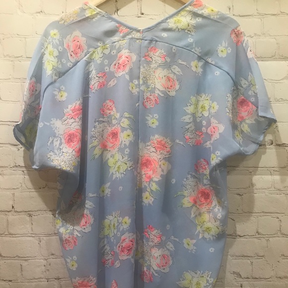 NWT Floral Cute V-neck Blouse - Picture 2 of 3